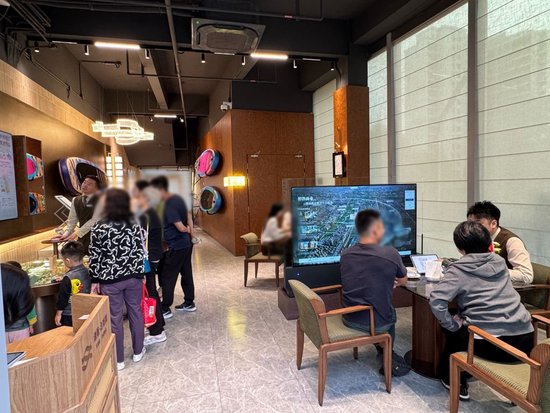 实探｜国庆假期上海楼市热度不减：新房售楼处“9点不到就有客户来了”	，二手房议价空间持续收窄