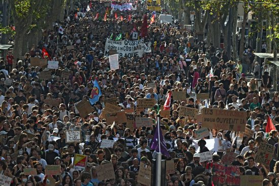 法国逾25万人参加学生抗议活动 内政部长称激烈程度“前所未有	”