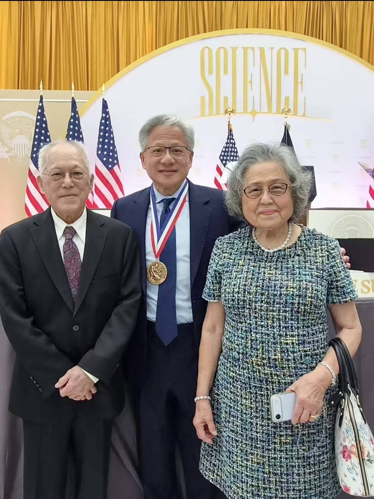 黄仁勋获颁国家科学奖章，老爸老妈也到场了
