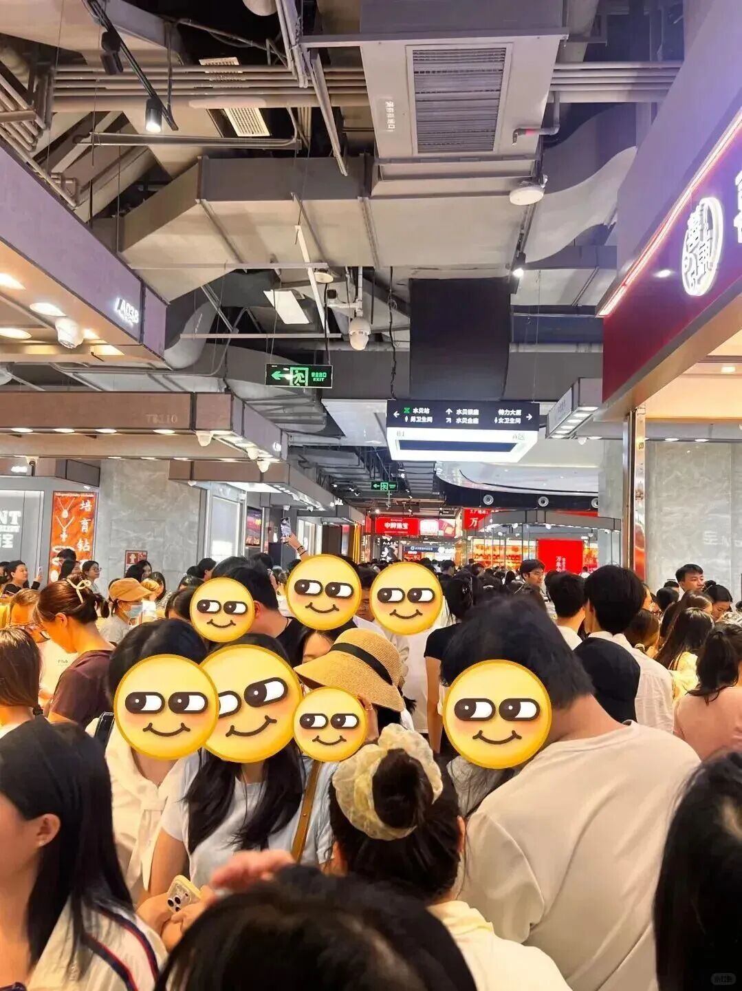 金饰克价1个月跌100元，深圳水贝被挤爆，网友：比菜市场人还多