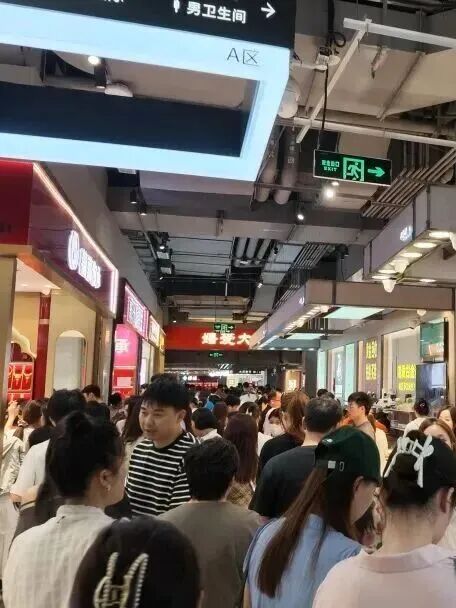 金饰克价1个月跌100元，深圳水贝被挤爆	，网友：比菜市场人还多